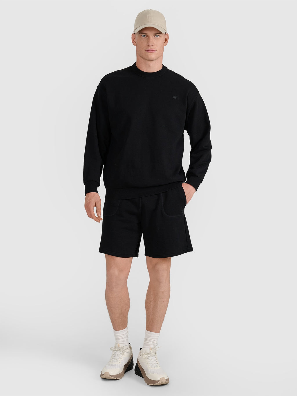 Spodenki unisex sportowe 4F U544 czarne z oddychającego materiału idealne na lato
