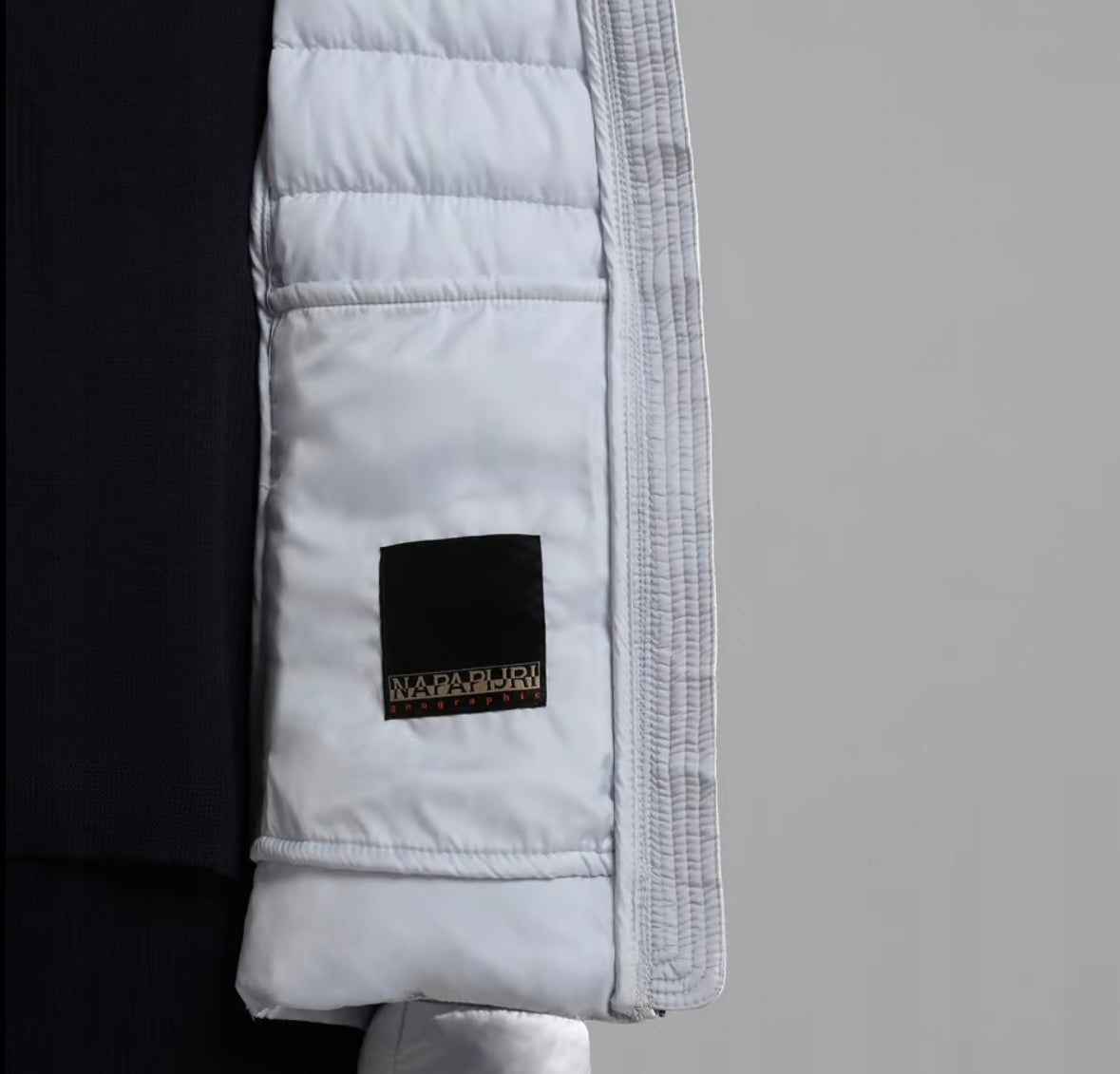 Napapijri Biała Pikowana Kurtka Damska z Kapturem Kieszenie Ocieplana