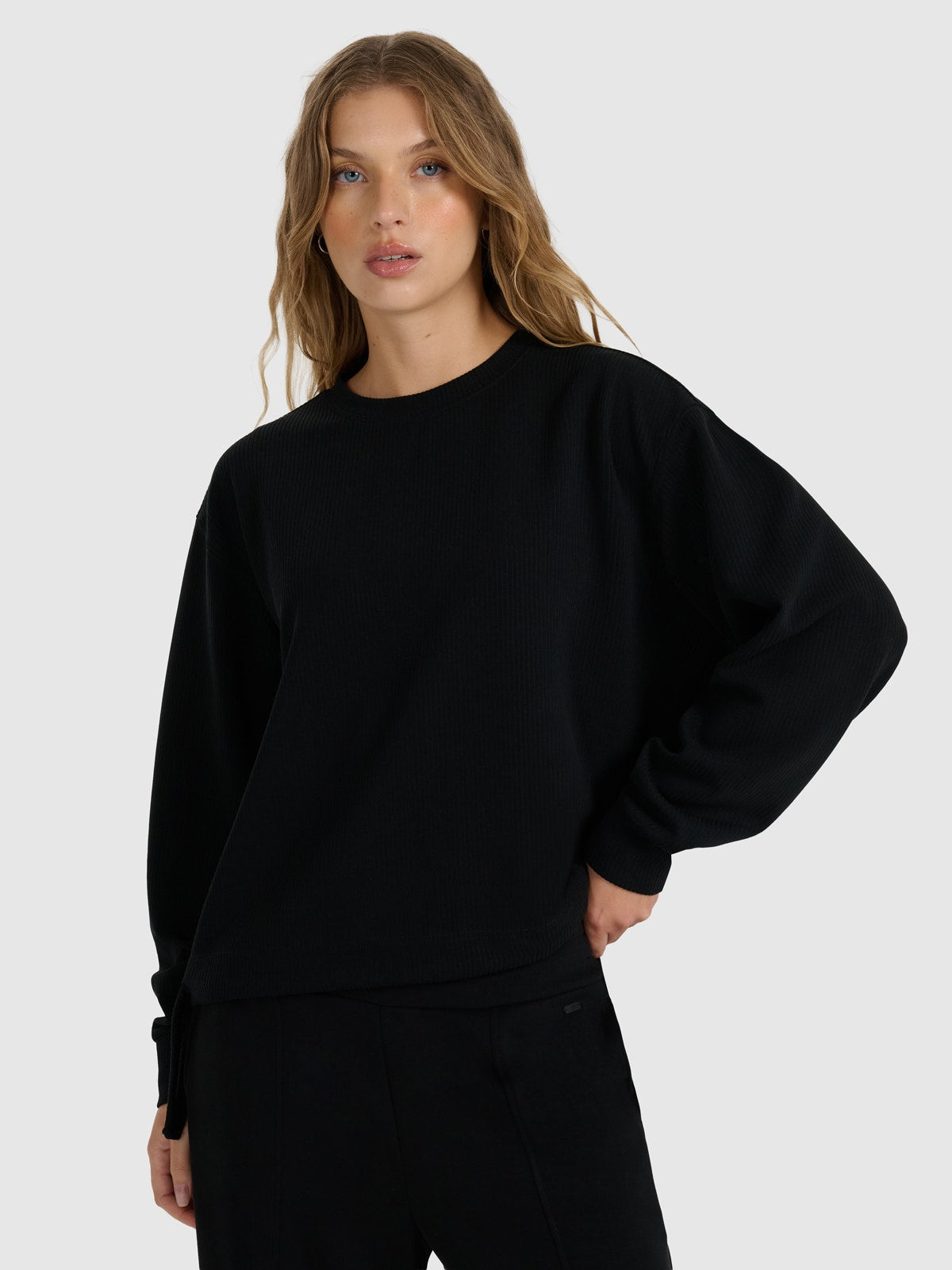 Bluza damska 4F 4FWAW25TSWSF1837 dresowa biała nierozpinana